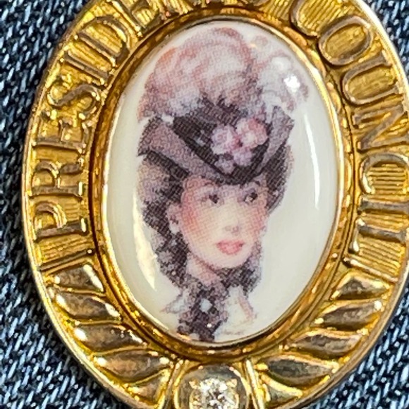 Vintage Avon Mrs Albee Cameo Pin Brooch Presidents Council 14K Gold One Diamond - Picture 10 of 12